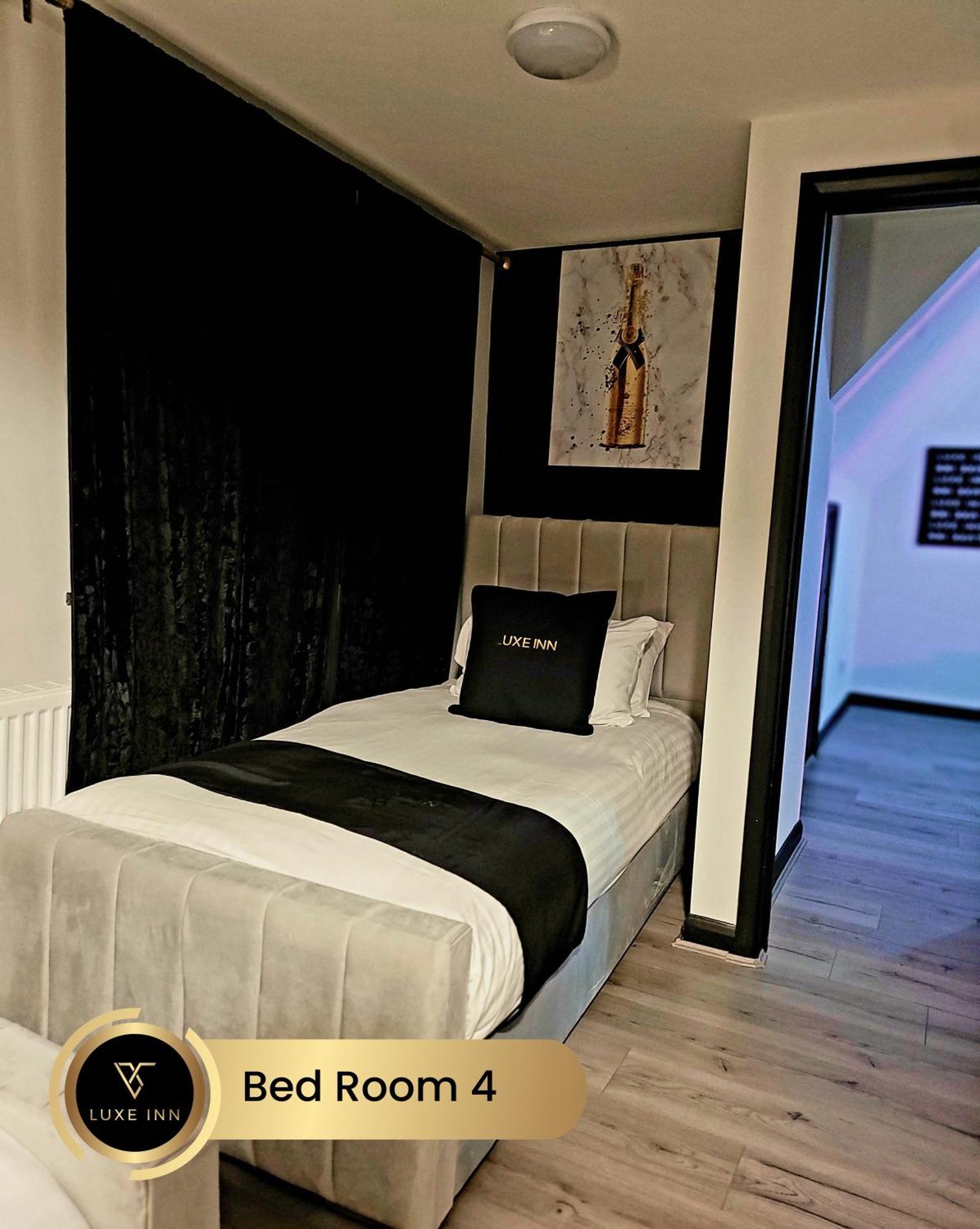 4 Bedroom House, Heathrow Airport, Luxe Inn Colnbrook Εξωτερικό φωτογραφία